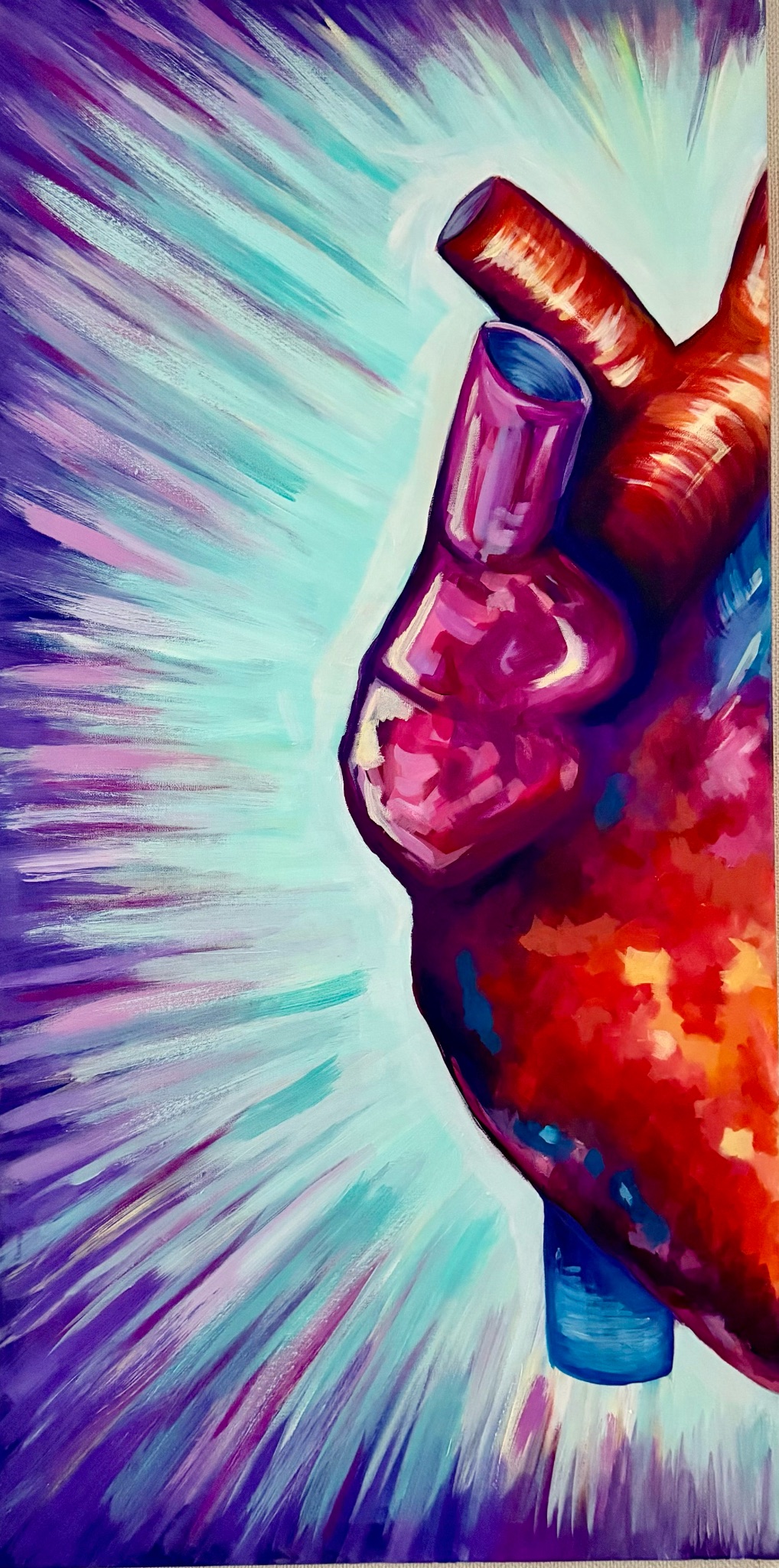 Mitad de un corazón en tonos magenta y naranjo, con un halo de pinceladas celestes y violetas.