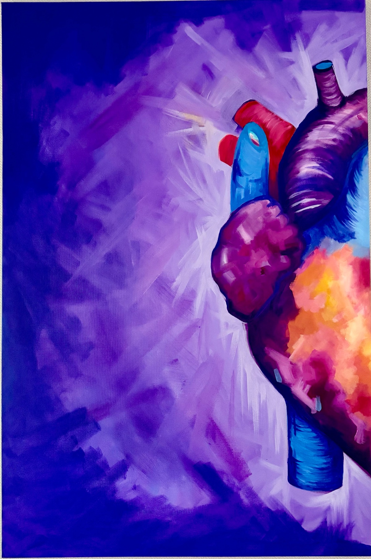 Corazón en el borde derecho del lienzo, iluminado en amarillo y naranjo sobre un fondo violeta profundo.