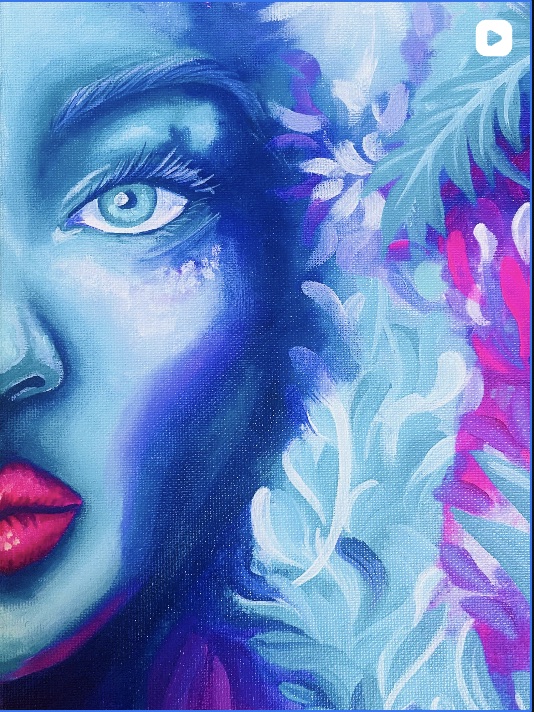 Mitad de un rostro femenino en azules, con ojo celeste y labios rojos, junto a hojas en turquesa y magenta.